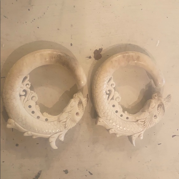 Incredible hand carved dragon earrings - Picture 1 of 9